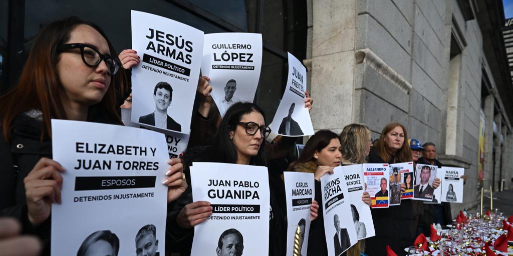 Maduro libera a 71 presos políticos para tratar de frenar el asedio de Trump