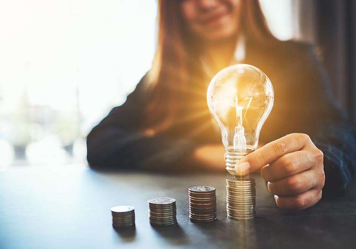 El precio de la luz de este lunes sube un 71% en un día: consulta las horas más baratas y más cara para poner los electrodomésticos