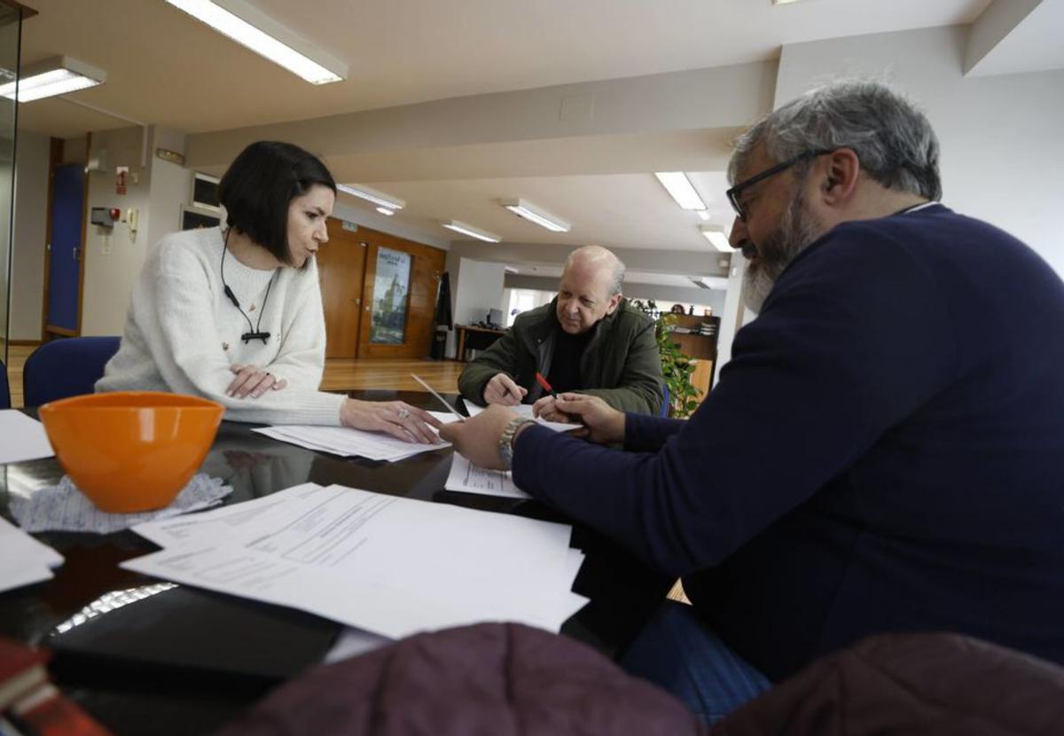 Favila, en el centro, junto a Covadonga Jiménez y Saúl Fernández, ayer, durante la reunión del jurado del premio «Eugenia busca apodo».  | LUISMA MURIAS