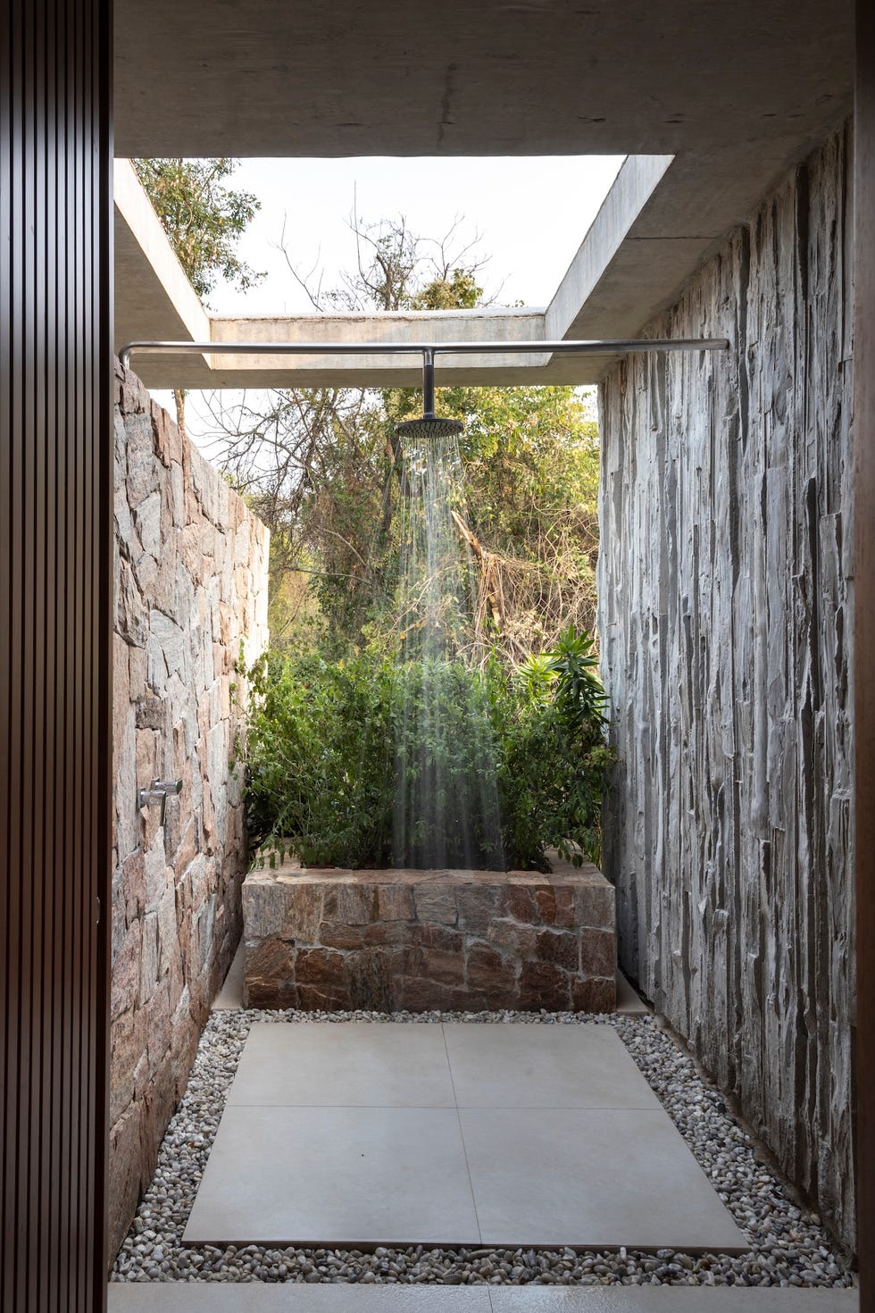 fachada inspirada islandia, suelo espanol, estanque piedra indonesia, casa internacional elegante, abierta y luminosa