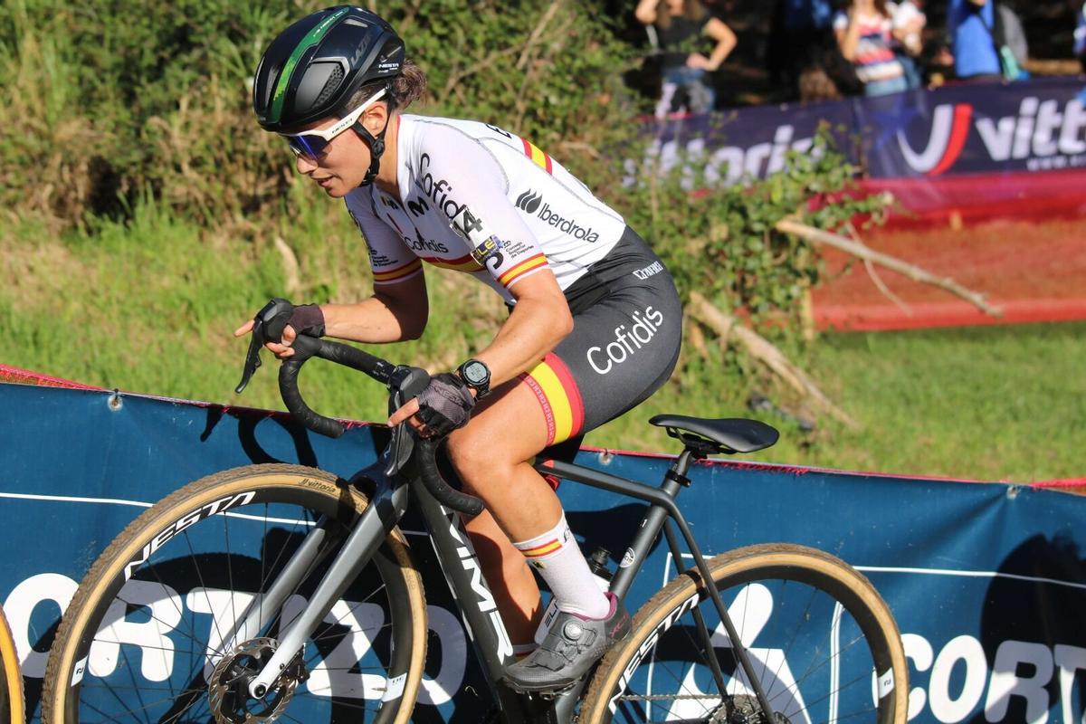 Lucía González durante la prueba celebrada en Pontevedra. CICLISMO. CAMPEONATO DE EUROPA DE CICLOCROSS