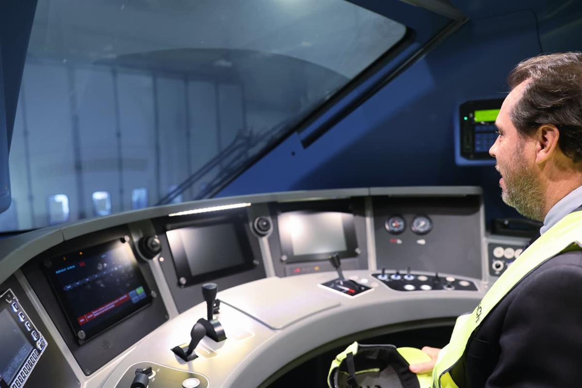 17/12/2025. Visita a la planta de producción de la constructora ferroviaria Hitachi Rail. El ministro de Transportes y Movilidad Sostenible,...