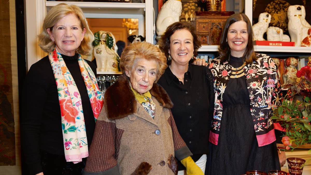 Piru Urquijo, la gran dama de sociedad y ‘abuela política’ de Almeida, protagonista de una reunión de arte entre mantones y vajillas