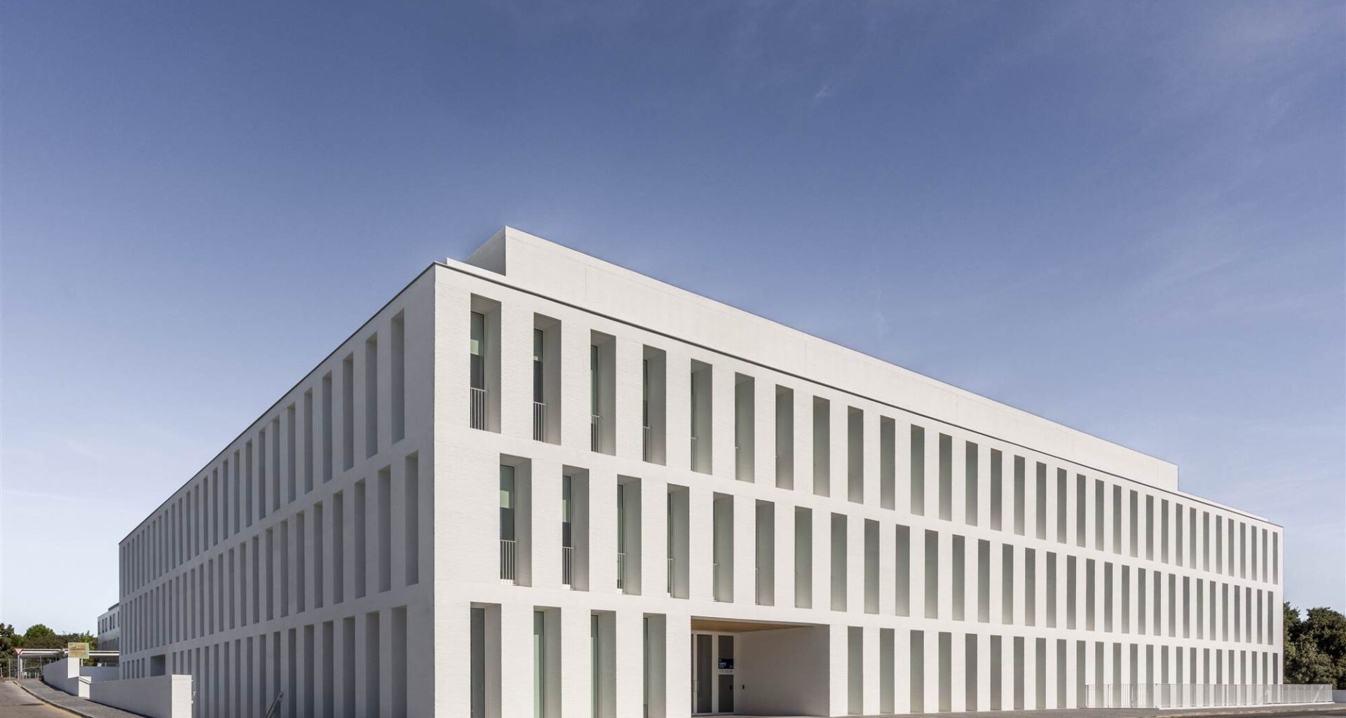 Edificio para aulas y biblioteca en la Universidad Francisco de Vitoria en Madrid de Tuñon y Albornoz Arquitectos