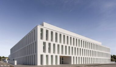 Edificio para aulas y biblioteca en la Universidad Francisco de Vitoria en Madrid de Tuñon y Albornoz Arquitectos