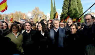 La derecha española protesta en Madrid contra Pedro Sánchez, asediado por varios casos judiciales