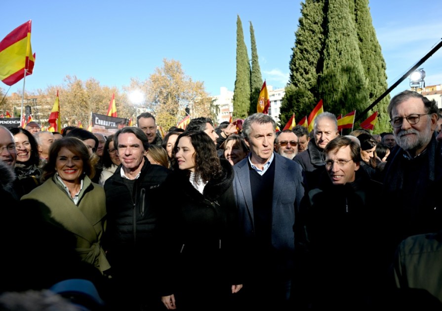 La derecha española protesta en Madrid contra Pedro Sánchez, asediado por varios casos judiciales