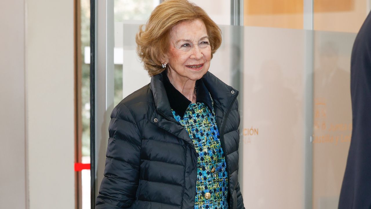 Botones joya y detalles de terciopelo: la reina Sofía preside los premios Evolución y Emiliano Aguirre en Burgos