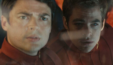 Pausa Star Trek (2009) en el minuto 47 y 38 segundos, podrás "encontrar" a R2-D2 de Star Wars surcando el espacio