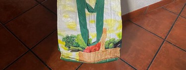 Si reutilizamos una bolsa rota de Mercadona podemos hacer este práctico organizador para el maletero del coche 