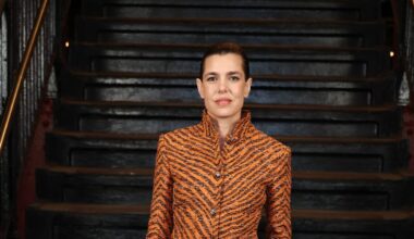 Abrigo de estampado geométrico e hilo metalizado: Charlotte Casiraghi viaja a Nueva York para asistir al desfile Chanel Métiers D’Art