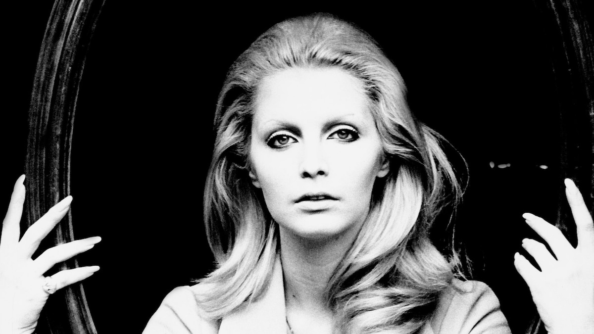 Descubrimos a Patty Pravo, la 'bambola' (casi) octogenaria que ha desbancado a Rosalía y Taylor Swift del Número 1 por 'culpa' de Madonna