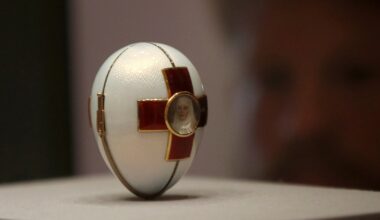 Un hombre intenta robar un huevo Fabergé inspirado en James Bond y valorado en 18.300 euros comiéndoselo: se encuentra bajo supervisión médica y custodia policial