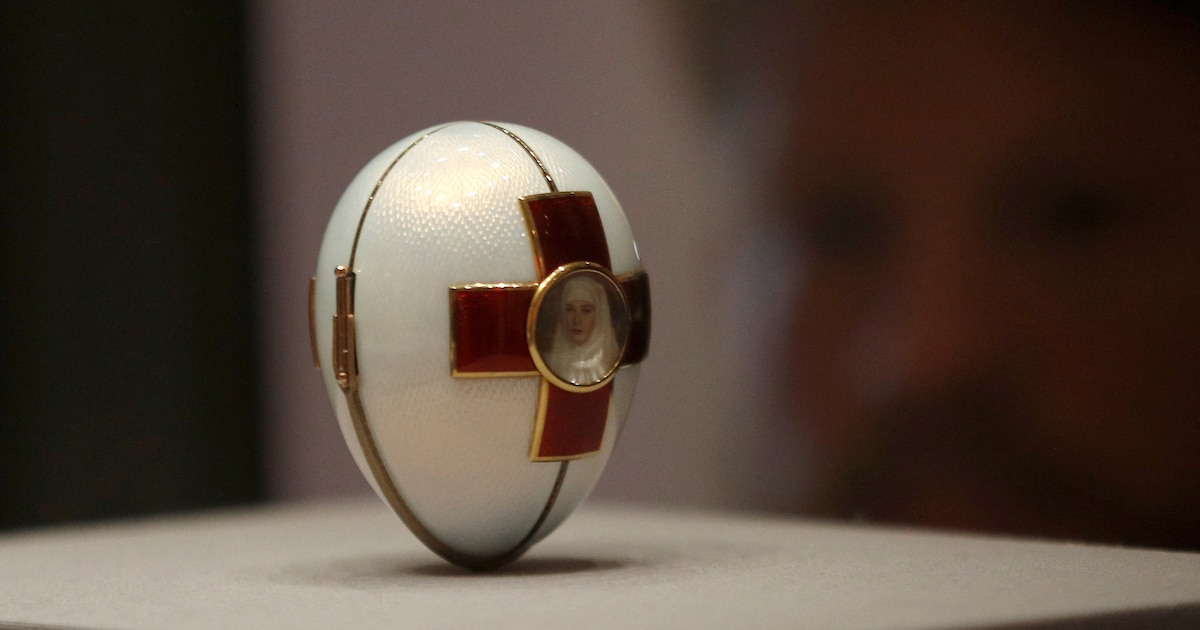 Un hombre intenta robar un huevo Fabergé inspirado en James Bond y valorado en 18.300 euros comiéndoselo: se encuentra bajo supervisión médica y custodia policial