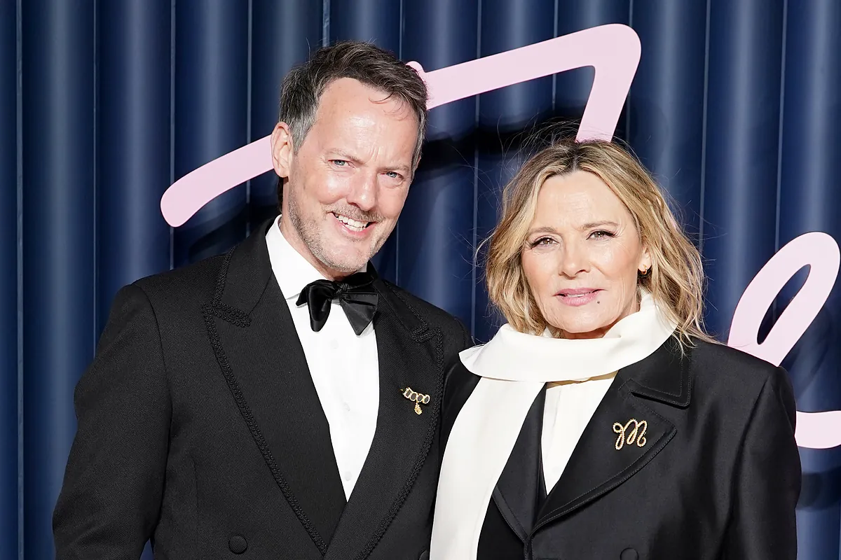 La boda íntima con solo 12 invitados y en Londres de Kim Cattrall: así ha sido el (cuarto) enlace de la actriz con el ingeniero en sonido Russell Thomas - El Mundo
