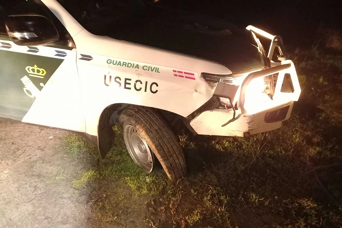 El narco vuelve a revolverse contra la Guardia Civil: Embisten y atropellan a varios agentes en una persecución en Los Barrios - El Mundo