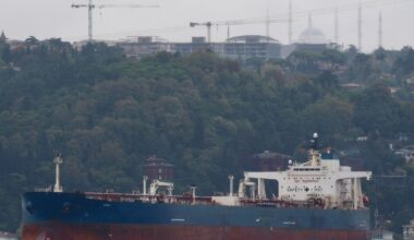 Un buque de la flota fantasma rusa atacado por Ucrania permanece varado frente a la costa de Bulgaria