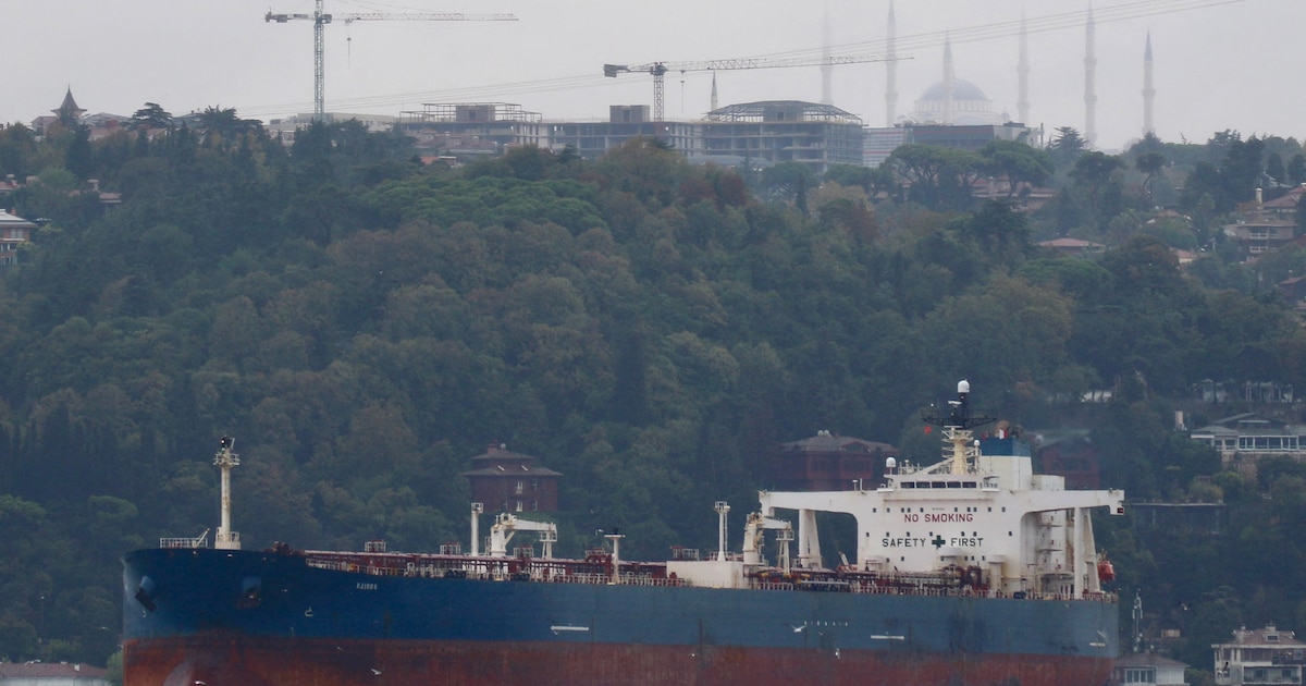 Un buque de la flota fantasma rusa atacado por Ucrania permanece varado frente a la costa de Bulgaria