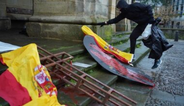 El botín de los cachorros de Otegi contra España: dos banderas, una cruz, la placa de una calle y el cuerno del último toro de Osborne - El Mundo