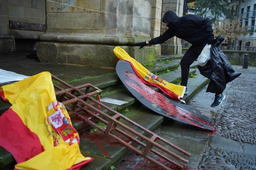 El botín de los cachorros de Otegi contra España: dos banderas, una cruz, la placa de una calle y el cuerno del último toro de Osborne - El Mundo
