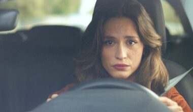 Saúl la obliga a someterse a su chantaje para proteger a su padre