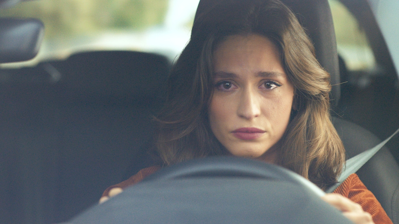 Saúl la obliga a someterse a su chantaje para proteger a su padre