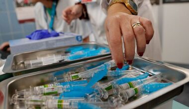 La vacuna, el mejor escudo contra una gripe que "nos puede aguar las fiestas"