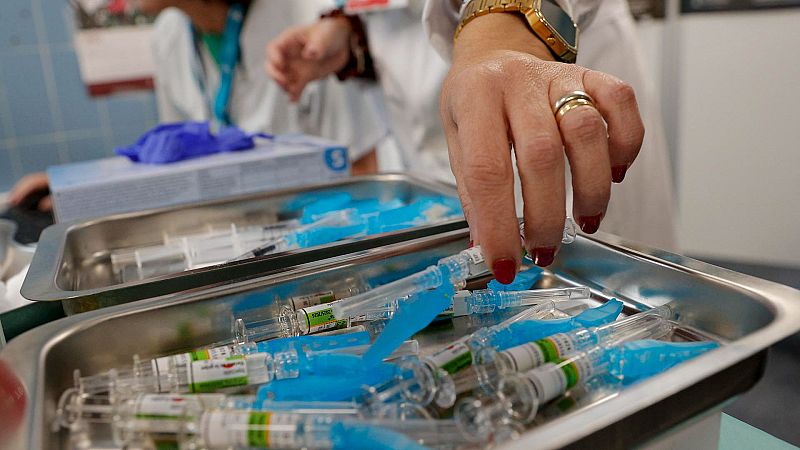 La vacuna, el mejor escudo contra una gripe que "nos puede aguar las fiestas"