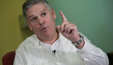 Condenan en Cuba a cadena perpetua a exministro de Economía
