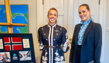 La princesa Ingrid, ahora en solitario, recibe a la primera mujer austronauta de Noruega, que le hace un simbólico regalo