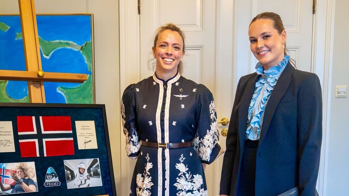 La princesa Ingrid, ahora en solitario, recibe a la primera mujer austronauta de Noruega, que le hace un simbólico regalo