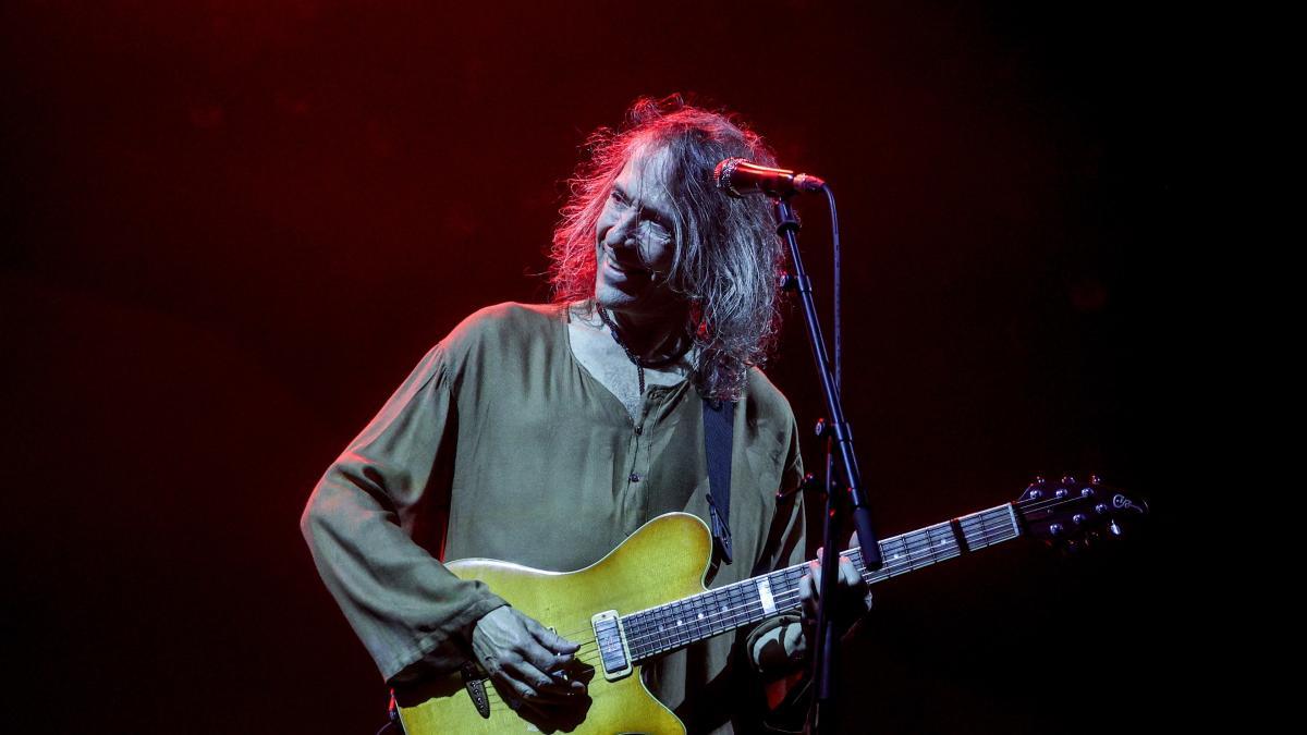 Última hora y reacciones a la muerte de Robe Iniesta, líder de Extremoduro, en directo