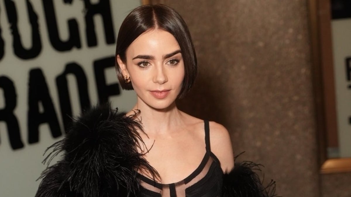 Lily Collins reaparece a una semana del estreno de 'Emily in Paris' con dos looks de Navidad explosivos