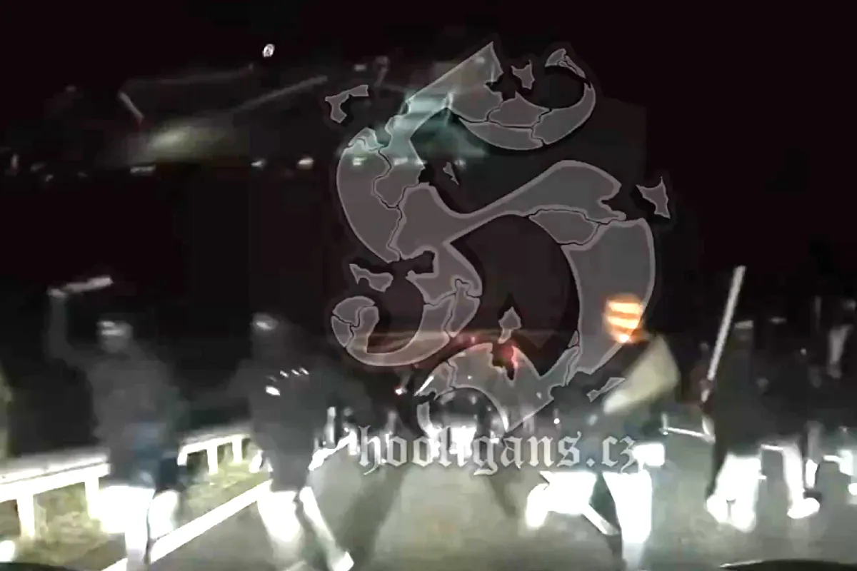 Un centenar de hombres armados con martillos y porras extensibles emboscan en la carretera a dos autobuses con hinchas del Rayo Vallecano: hay nueve españoles heridos y tres hospitalizados - El Mundo