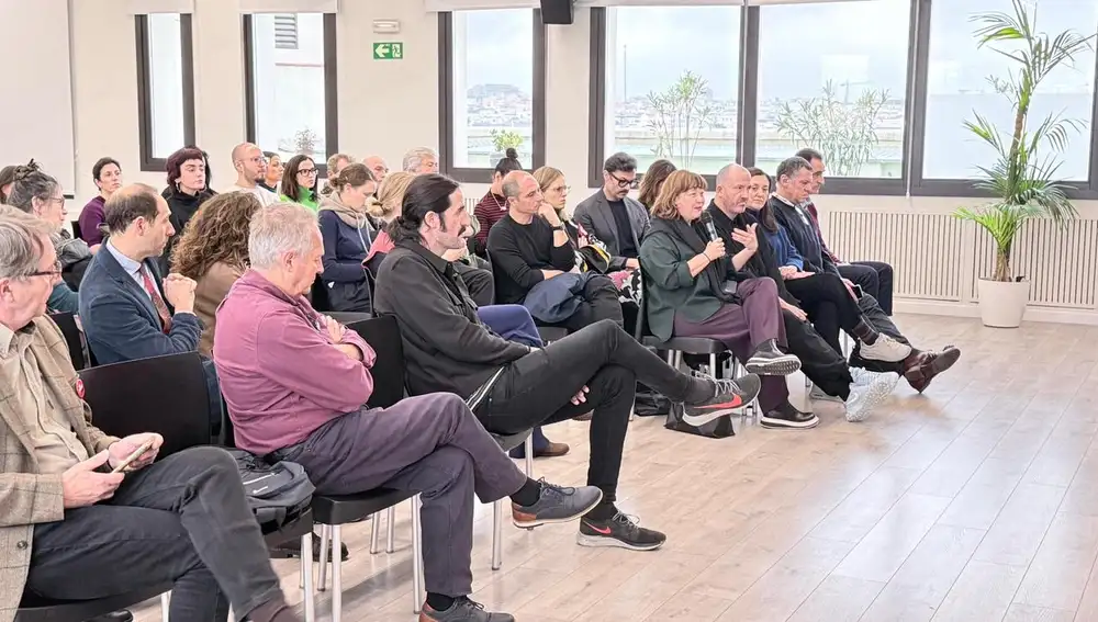 La directora de ARCO, Maribel Lopez Zambrana mostrando su apoyo al manifiesto, junto a ella Manuel Segade, director del Reina Sofía.