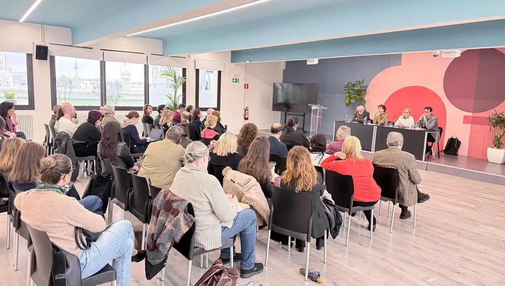 Asistentes a la lectura del manifestó, galeristas directores de instituciones culturales y artistas.