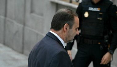 Los casos de prostitución y acoso sexual ponen en peligro el apoyo femenino al Partido Socialista español