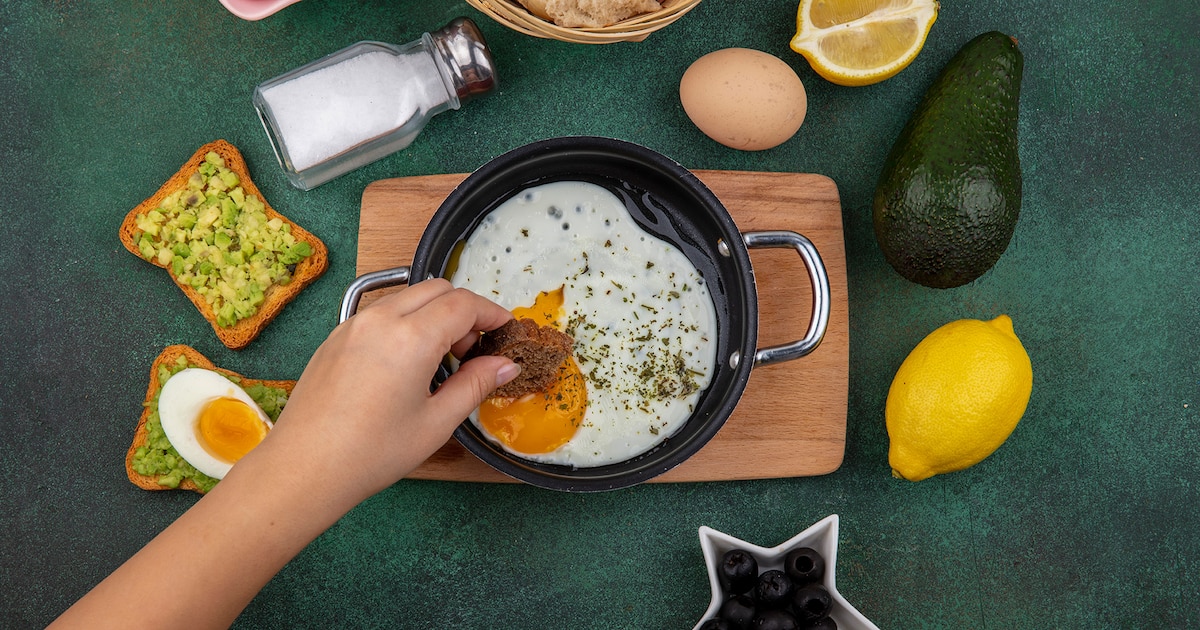 ¿Conviene desayunar salado?: consejos de nutricionistas para controlar el apetito y evitar el picoteo