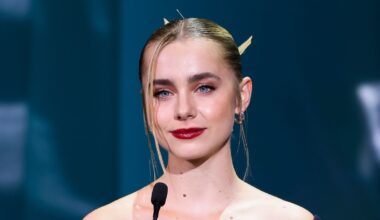 Clara Galle marca tendencia en los Premios Forqué con su look 'oriental dramático' de maquillaje y moño pulido