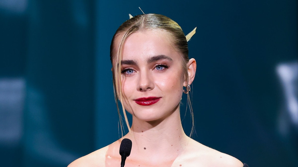 Clara Galle marca tendencia en los Premios Forqué con su look 'oriental dramático' de maquillaje y moño pulido