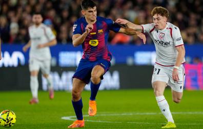 El defensa del FC Barcelona, Gerard Martí (i), disputa el balón ante el delantero de Osasuna, Victor Muñoz