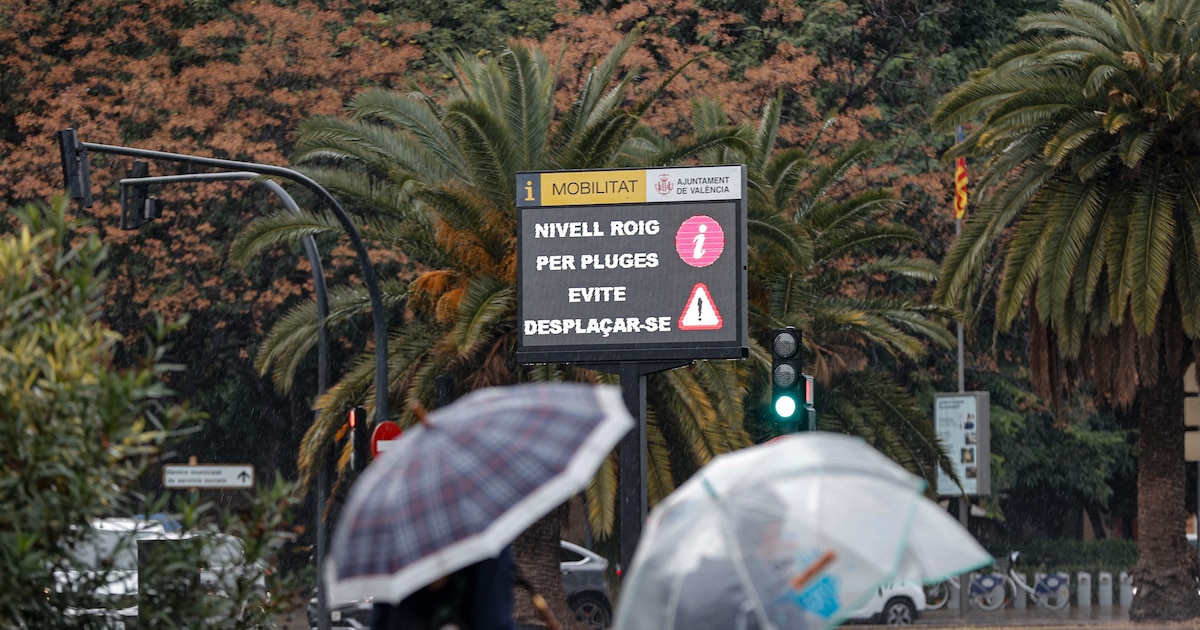 Las fuertes lluvias de la borrasca Emilia, en directo: alerta roja en el litoral valenciano, el levante almeriense y el litoral sur de Murcia hasta las 6 horas