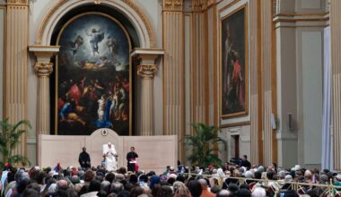 El Papa: El pesebre con su “desarmante pobreza” nos invita a seguir a Cristo