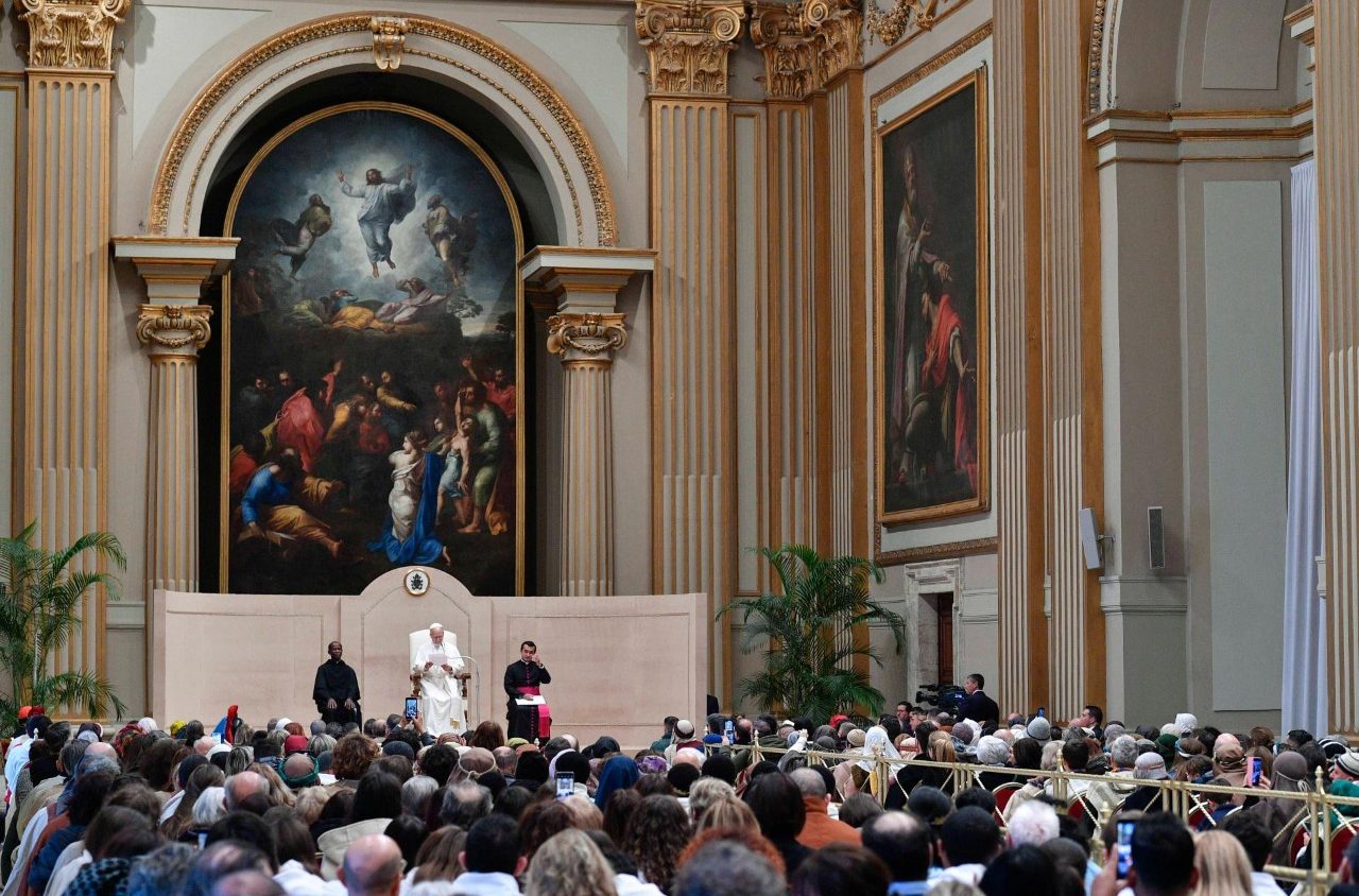 El Papa: El pesebre con su “desarmante pobreza” nos invita a seguir a Cristo