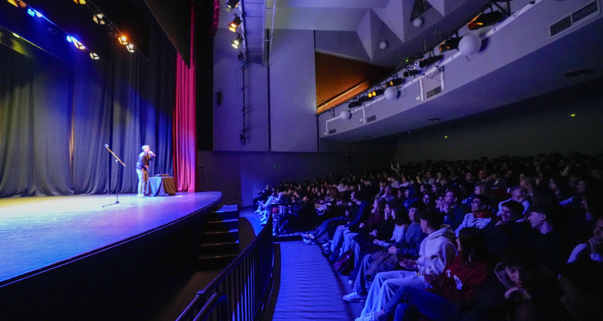Más de 500 alumnos de centros educativos de Móstoles asisten al “Road Show” de AESLEME sobre educación vial