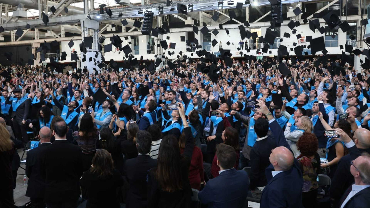 Los nuevos alumnis de la UOC celebran su graduación