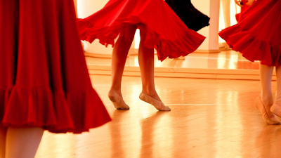 El Ballet de la Escuela Municipal de Danza ofrece una actuación homenaje a Strauss, en la Plaza de España
