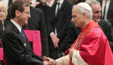 El papa León XIV condenó el antisemitismo tras el atentado en Sídney y dialogó con el presidente de Israel