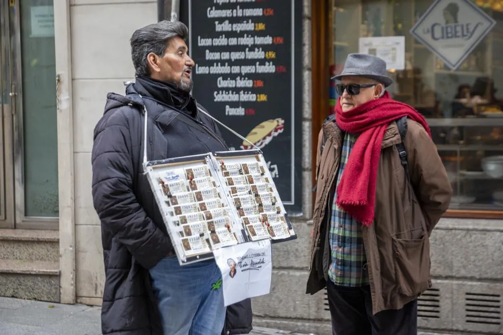 Cómo cobrar un premio compartido de la Lotería de Navidad 2025 - El Mundo