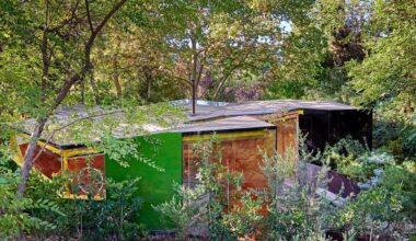 Estos arquitectos han ampliado su casa-estudio en las afueras de Madrid con un pabellón oculto entre los árboles de su jardín